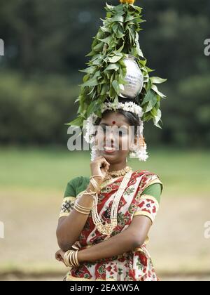 Asie Inde, Rajasthan, Jaipur, scène rurale, jolie, femme indienne souriante habillée en Sari portant un pot d'eau sur la tête Banque D'Images