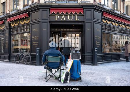 Un homme sans domicile se trouve devant une boulangerie Paul lors d'une vague de froid à Lille, en France, le 10 février 2020. Photo de Julie Sebadelha/ABACAPRESS.COM Banque D'Images