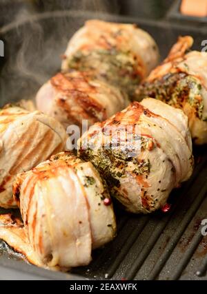 Gros plan de filets de porc grillés sur la poêle. Banque D'Images