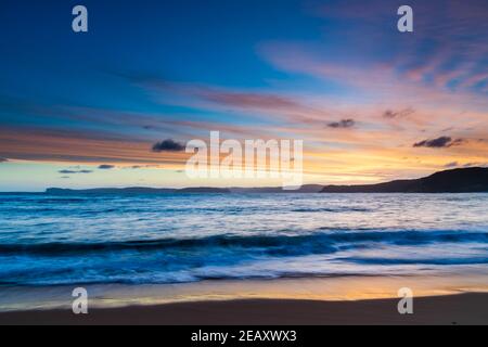Coucher de soleil au bord de la mer à Putty Beach dans le parc national de Bouddi sur la côte centrale, Nouvelle-Galles du Sud, Australie. Banque D'Images