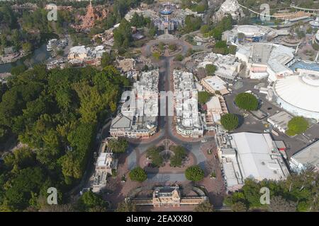 Une vue aérienne du parc Disneyland, le mercredi 10 février 2021, à Anaheim, Calif. Banque D'Images