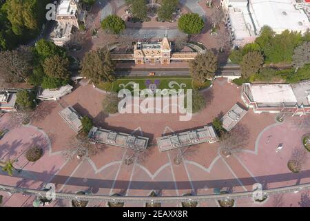 Une vue aérienne de la gare de main St. à l'entrée du parc Disneyland, le mercredi 10 février 2021, à Anaheim, Calif. Banque D'Images