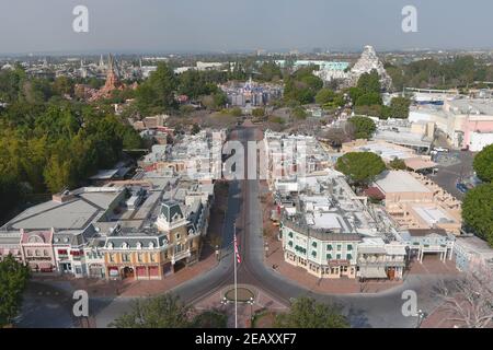 Une vue aérienne du parc Disneyland, le mercredi 10 février 2021, à Anaheim, Calif. Banque D'Images