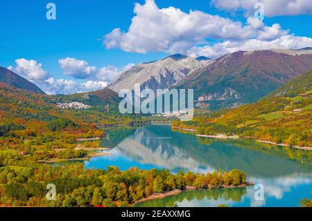 Parc national des Abruzzes, Latium et Molise (Italie) - l'automne avec le feuillage dans la réserve naturelle de montagne, avec les petites villes, le lac de Barrea, Camosciara Banque D'Images