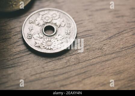 50 yen monnaie japonaise argent sur fond de table en bois pour concept financier Banque D'Images