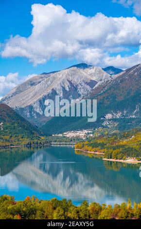 Parc national des Abruzzes, Latium et Molise (Italie) - l'automne avec le feuillage dans la réserve naturelle de montagne, avec les petites villes, le lac de Barrea, Camosciara Banque D'Images