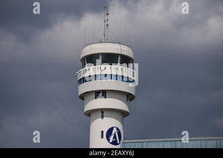 (210211) -- SANYA, le 11 février 2021 (Xinhua) -- le sommet de la tour de contrôle de la circulation aérienne de Sanya, où travaillent les contrôleurs de la circulation aérienne, est photographié à Sanya, dans la province de Hainan, au sud de la Chine, le 28 janvier 2021. Hong Yuan, 29 ans, est un contrôleur de la circulation aérienne à la tour de contrôle de la circulation aérienne de Sanya. En tant que contrôleur de la circulation aérienne, Hong est responsable de la navigation aérienne, du guidage des pilotes pendant le décollage et l'atterrissage et de la surveillance des avions lorsqu'ils voyagent dans le ciel. Ce travail exige une grande attention. Les membres du personnel sont donc censés prendre une pause toutes les deux heures pour se remettre de l'intense WO Banque D'Images