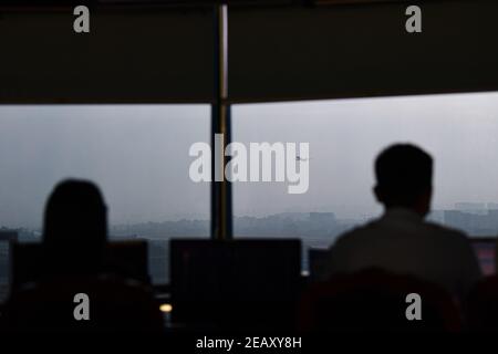 (210211) -- SANYA, le 11 février 2021 (Xinhua) -- UN avion prend son envol à l'aéroport international Sanya Phoenix sous la direction de contrôleurs de la circulation aérienne à Sanya, dans la province de Hainan, au sud de la Chine, le 28 janvier 2021. Hong Yuan, 29 ans, est un contrôleur de la circulation aérienne à la tour de contrôle de la circulation aérienne de Sanya. En tant que contrôleur de la circulation aérienne, Hong est responsable de la navigation aérienne, du guidage des pilotes pendant le décollage et l'atterrissage et de la surveillance des avions lorsqu'ils voyagent dans le ciel. Ce travail exige une grande attention. Les membres du personnel sont donc censés prendre une pause toutes les deux heures pour se remettre Banque D'Images