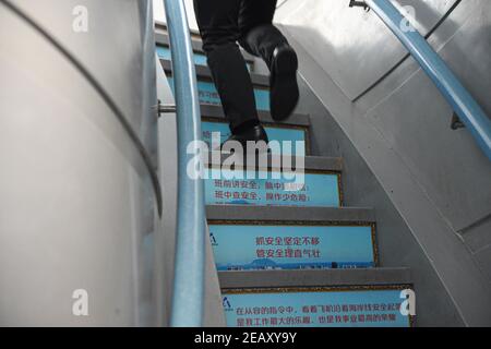 (210211) -- SANYA, le 11 février 2021 (Xinhua) -- Hong Yuan monte à la tour de contrôle de la circulation aérienne de Sanya, dans la province de Hainan, au sud de la Chine, le 28 janvier 2021. Hong Yuan, 29 ans, est un contrôleur de la circulation aérienne à la tour de contrôle de la circulation aérienne de Sanya. En tant que contrôleur de la circulation aérienne, Hong est responsable de la navigation aérienne, du guidage des pilotes pendant le décollage et l'atterrissage et de la surveillance des avions lorsqu'ils voyagent dans le ciel. Ce travail exige une grande attention. Les membres du personnel sont donc censés prendre une pause toutes les deux heures pour se remettre du travail intense. Au cours de l'année dernière, l'air Banque D'Images