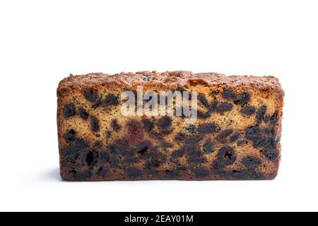 Riche gâteau aux fruits foncés isolé sur blanc Banque D'Images