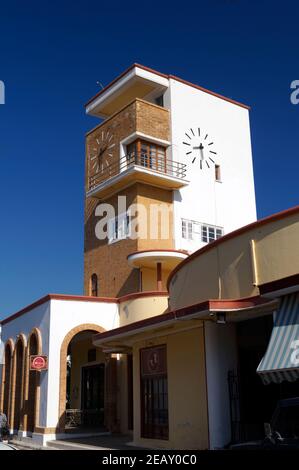 La construction du marché et de l'Horloge, Lakki, Leros, Dodécanèse, Grèce. Banque D'Images