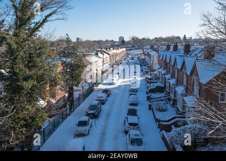 Vue sur Snow Covered Park Hill Road à Harborne, Birmingham depuis la passerelle au-dessus du pont ferroviaire inutilisé Banque D'Images