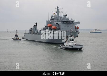 Les remorqueurs escortent le navire auxiliaire de la flotte royale ARGUS comme il Arrivée à la base navale tôt le matin Banque D'Images