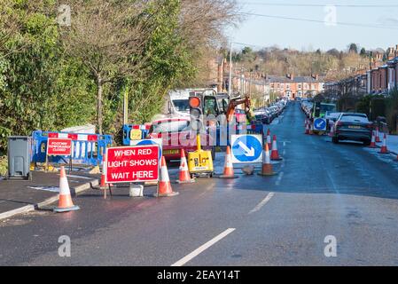 Les feux de signalisation temporaires fonctionnent sur une route résidentielle à Harborne, Birmingham Banque D'Images