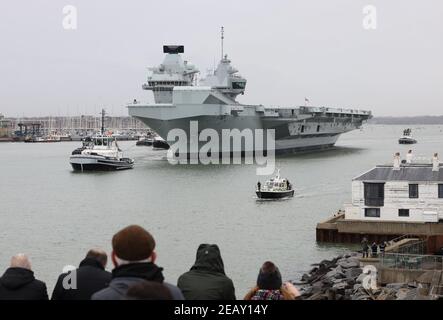 La foule se rassemble sur la tour ronde historique pour voir le Le porte-avions HMS PRINCE DE GALLES navigue pour la première heure de son port d'origine Banque D'Images