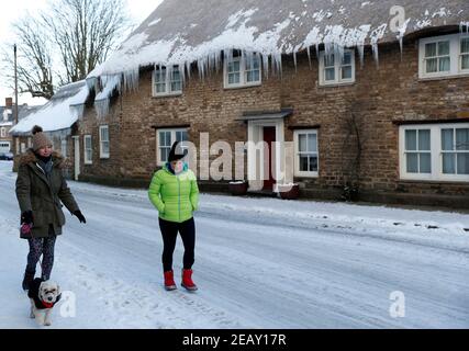 Oakham, Rutland, Royaume-Uni. 11 février 2021. Météo au Royaume-Uni. Les glaces pendent d'un chalet au chaume alors que la température au Royaume-Uni a chuté à son plus bas niveau depuis une décennie. Credit Darren Staples/Alay Live News. Banque D'Images