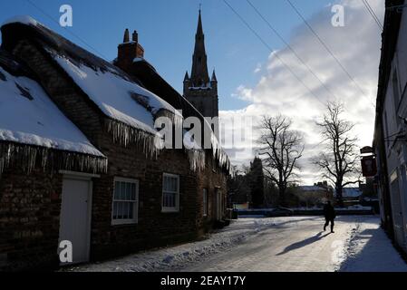 Oakham, Rutland, Royaume-Uni. 11 février 2021. Météo au Royaume-Uni. Les glaces pendent d'un chalet au chaume alors que la température au Royaume-Uni a chuté à son plus bas niveau depuis une décennie. Credit Darren Staples/Alay Live News. Banque D'Images