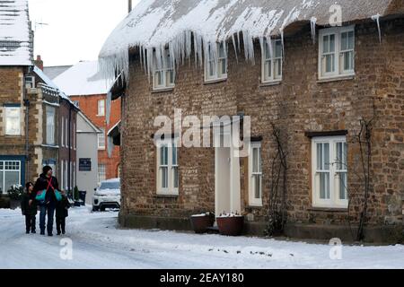 Oakham, Rutland, Royaume-Uni. 11 février 2021. Météo au Royaume-Uni. Les glaces pendent d'un chalet au chaume alors que la température au Royaume-Uni a chuté à son plus bas niveau depuis une décennie. Credit Darren Staples/Alay Live News. Banque D'Images