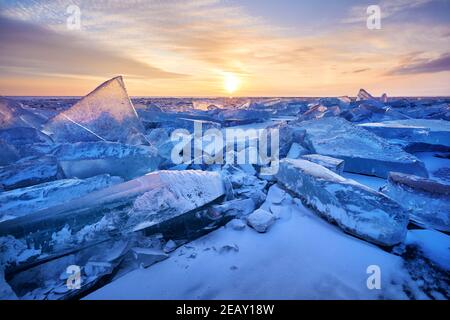 Magnifique paysage de l'hummock de glace avec une lumière de coucher de soleil sur la glace du lac Baikal, Russie Banque D'Images