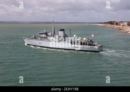 Le compteur de mines de la classe de CHASSE de la Marine royale mesure le navire HMS MIDDLETON quitte le port pour effectuer des essais Banque D'Images