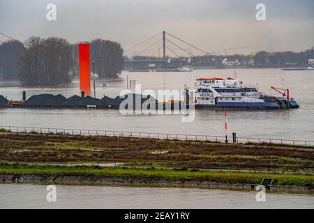 Inondations du Rhin, Duisburg-Ruhrort, inondations, pont de Neuenkamp sur le Rhin derrière, A40, sculpture de l'orange du Rhin à l'embouchure de la Ruhr, charbon fr Banque D'Images