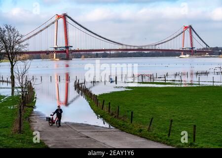 Hautes eaux sur le Rhin, prairies inondées du Rhin, champs, pont du Rhin Emmerich, pont routier de la B220, Bas Rhin, ici près d'Emmerich, NRW, Allemagne, Banque D'Images