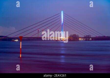 Le pont du Rhin à Wesel, pont du Bas Rhin, pont routier de la route fédérale B58, éclairage du soir, haute eau, Wesel, NRW, Allemagne, Banque D'Images