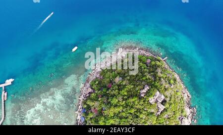 Calme coloré azur mer turquoise près de la minuscule île volcanique tropicale Koh Tao, petit paradis unique Nang Yuan. Vue de drone sur l'eau paisible près de la pierreuse Banque D'Images