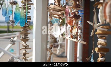 Style nautique suspendu coquillages décoration, front de mer bleu maison de vacances en bois, côte pacifique, Californie Etats-Unis. Décoration intérieure pastel marine de la plage Banque D'Images