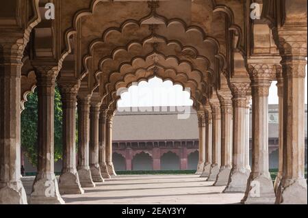 Fort d'agra palais royal architecture intérieur orné de sculptures et d'art mural. Fort d'Agra est un site classé au Patrimoine Mondial Banque D'Images