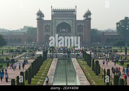 Taj Mahal au lever du soleil site du patrimoine mondial de l'UNESCO Agra Uttar Pradesh Inde Asie. La couronne du Palais est un mausolée en marbre blanc ivoire Banque D'Images