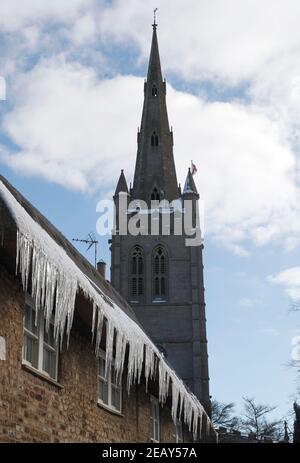 Oakham, Rutland, Royaume-Uni. 11 février 2021. Météo au Royaume-Uni. Les glaces pendent d'un chalet au chaume alors que la température au Royaume-Uni a chuté à son plus bas niveau depuis une décennie. Credit Darren Staples/Alay Live News. Banque D'Images