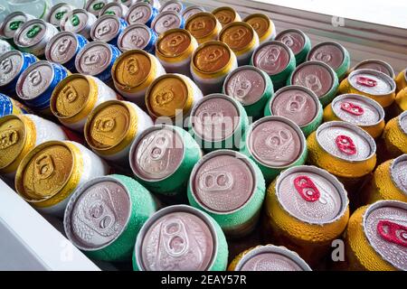 Bières fraîches du réfrigérateur. Beaucoup de boîtes d'aluminium dans la glace dans le réfrigérateur ouvert. Gouttes d'eau sur une boisson froide. Banque D'Images