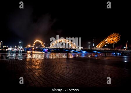 Dragon Bridge à Da Nang la nuit. Banque D'Images
