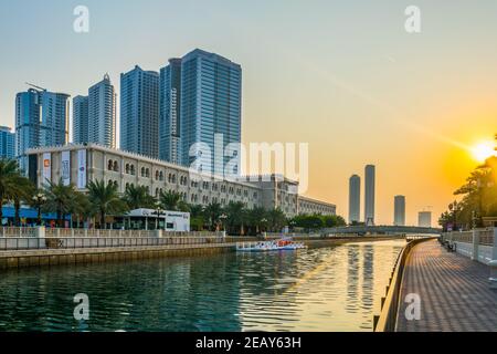 SHARJAH, eau, 24 OCTOBRE 2016 : canal Al quasba à Sharjah au coucher du soleil Banque D'Images