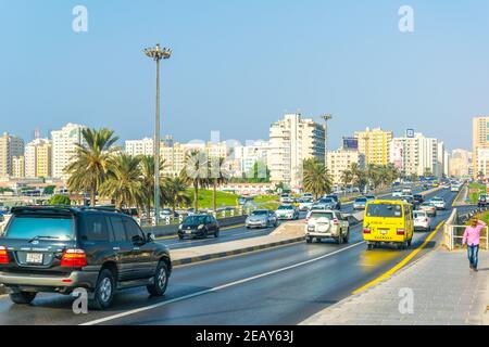 SHARJAH, eau, 24 OCTOBRE 2016 : les voitures approchent du centre de l'émirat de Sharjah, une autoroute très fréquentée. Banque D'Images