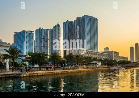 SHARJAH, eau, 24 OCTOBRE 2016 : canal Al quasba à Sharjah au coucher du soleil Banque D'Images