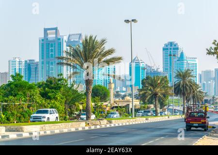 SHARJAH, eau, 24 OCTOBRE 2016 : les voitures approchent du centre de l'émirat de Sharjah, une autoroute très fréquentée. Banque D'Images