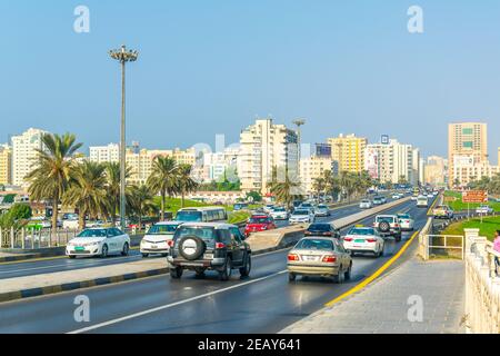 SHARJAH, eau, 24 OCTOBRE 2016 : les voitures approchent du centre de l'émirat de Sharjah, une autoroute très fréquentée. Banque D'Images