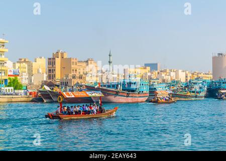 DUBAÏ, Émirats arabes Unis, 25 OCTOBRE 2016 : les gens traversent la crique de Dubaï sur un bateau abra, Émirats arabes Unis. Banque D'Images