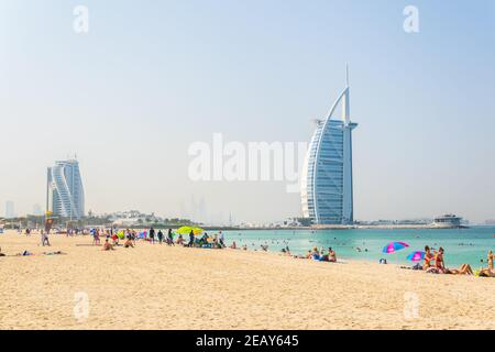 DUBAÏ, Émirats Arabes Unis, 26 OCTOBRE 2016 : les gens profitent d'une journée ensoleillée sur une plage en face de l'hôtel Burj al Arab à Dubaï, Émirats Arabes Unis Banque D'Images