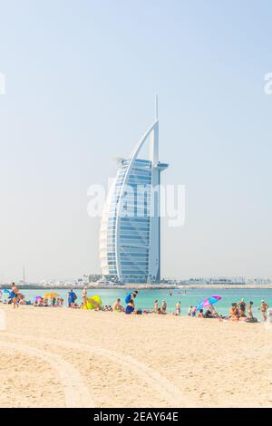 DUBAÏ, Émirats Arabes Unis, 26 OCTOBRE 2016 : les gens profitent d'une journée ensoleillée sur une plage en face de l'hôtel Burj al Arab à Dubaï, Émirats Arabes Unis Banque D'Images