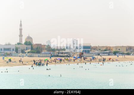 DUBAÏ, Émirats arabes Unis, 26 OCTOBRE 2016 : les gens profitent d'une journée ensoleillée sur une plage à Dubaï, Émirats arabes Unis Banque D'Images