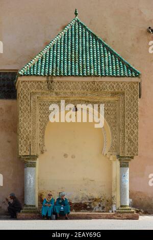 Place El Hedim de Meknes au Maroc. Deux femmes assises dans une boîte de sentry. Banque D'Images