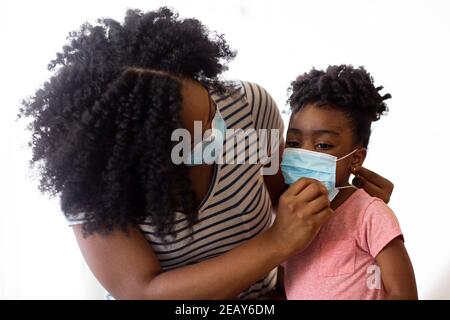 Portrait d'une femme afro-américaine et de sa fille avec un masque facial. Banque D'Images