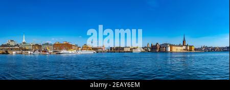STOCKHOLM, SUÈDE, le 20 AVRIL 2019 : des touristes attendent des bateaux de croisière à l'embarcadère Klara Malarstrand à Stockholm, en Suède Banque D'Images
