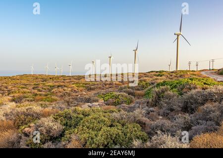 Éoliennes sur un magnifique paysage de montagne ensoleillé. Concept de production d'énergie écologique. Banque D'Images