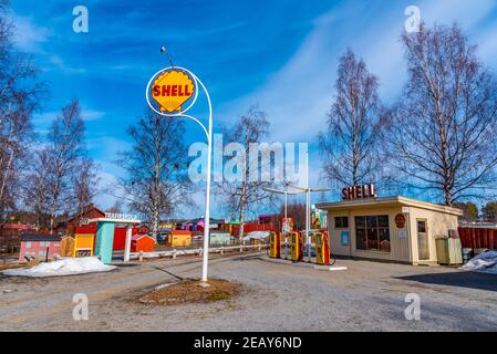 OSTERSUND, SUÈDE, 18 AVRIL 2019 : station-service historique au musée en plein air Jamtli à Ostersund, Suède Banque D'Images