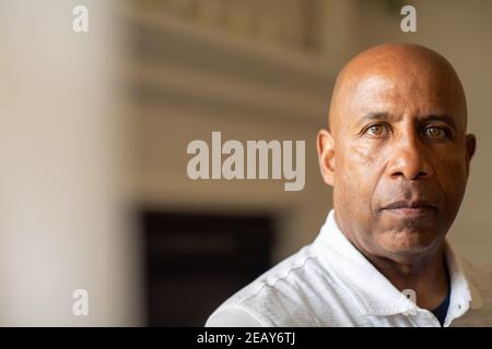 Homme afro-américain senior qui ne sourit pas et qui a l'air déprimé. Banque D'Images