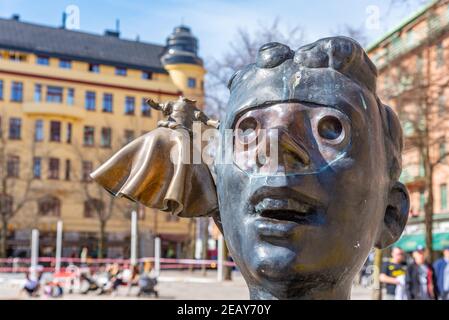 OREBRO, SUÈDE, 19 AVRIL 2019 : statues contemporaines sur la place du jarntorget à Orebro, Suède Banque D'Images